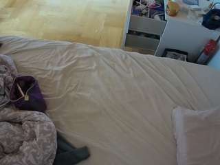 voyeurcam-julmodels-greybed-2