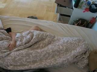 voyeurcam-julmodels-greybed-2