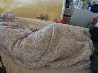 voyeurcam-julmodels-greybed-2