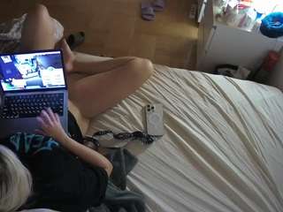 voyeurcam-julmodels-greybed-2