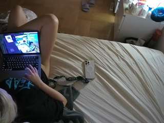 voyeurcam-julmodels-greybed-2
