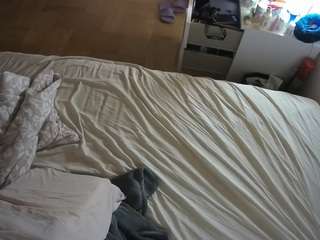 voyeurcam-julmodels-greybed-2