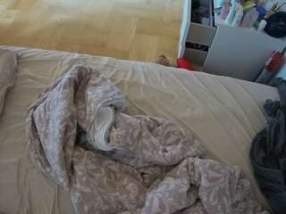 voyeurcam-julmodels-greybed-2