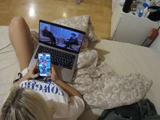 voyeurcam-julmodels-greybed-2