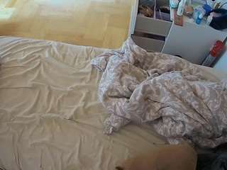 voyeurcam-julmodels-greybed-2