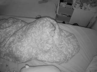 voyeurcam-julmodels-greybed-2