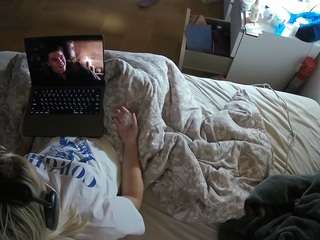 voyeurcam-julmodels-greybed-2