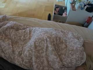 voyeurcam-julmodels-greybed-2