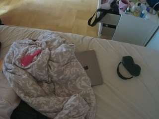 voyeurcam-julmodels-greybed-2