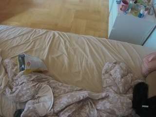 voyeurcam-julmodels-greybed-2