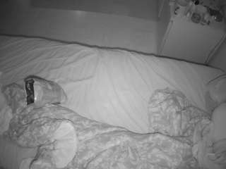 voyeurcam-julmodels-greybed-2