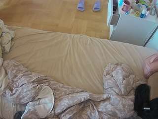 voyeurcam-julmodels-greybed-2