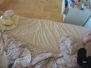 voyeurcam-julmodels-greybed-2
