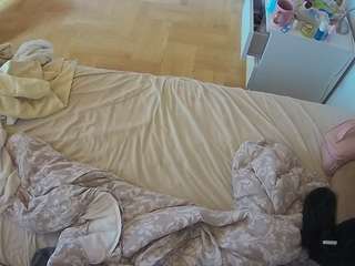 voyeurcam-julmodels-greybed-2