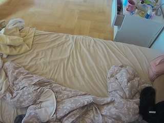 voyeurcam-julmodels-greybed-2