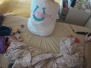 voyeurcam-julmodels-greybed-2