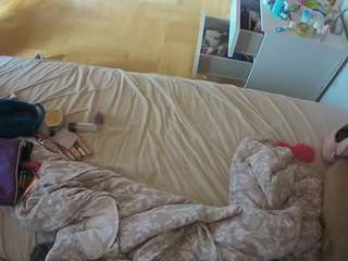 voyeurcam-julmodels-greybed-2