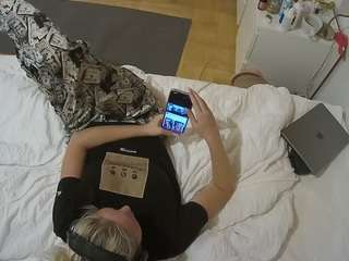 voyeurcam-julmodels-greybed-2