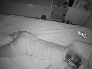 voyeurcam-julmodels-greybed-2