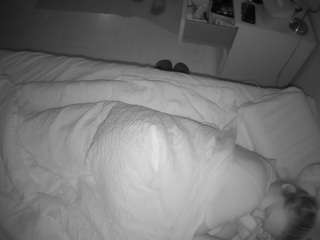 voyeurcam-julmodels-greybed-2