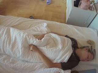 voyeurcam-julmodels-greybed-2