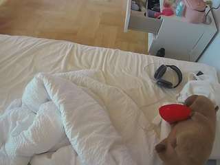 voyeurcam-julmodels-greybed-2