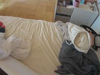 voyeurcam-julmodels-greybed-2