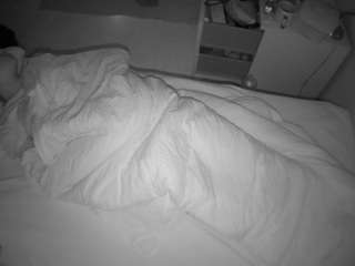 voyeurcam-julmodels-greybed-2
