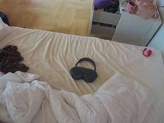 voyeurcam-julmodels-greybed-2