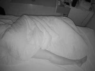 voyeurcam-julmodels-greybed-2