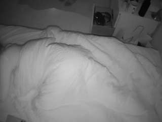 voyeurcam-julmodels-greybed-2