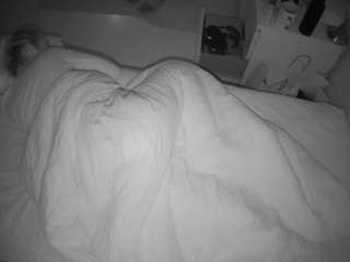 voyeurcam-julmodels-greybed-2