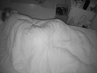 voyeurcam-julmodels-greybed-2