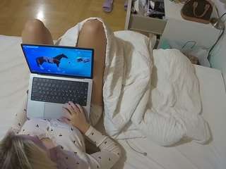 voyeurcam-julmodels-greybed-2 camsoda