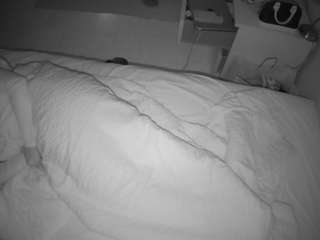 voyeurcam-julmodels-greybed-2