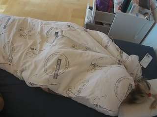 voyeurcam-julmodels-greybed-2