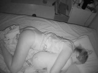 voyeurcam-julmodels-greybed-2