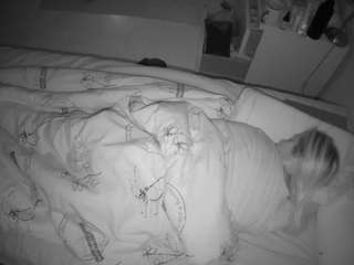 voyeurcam-julmodels-greybed-2