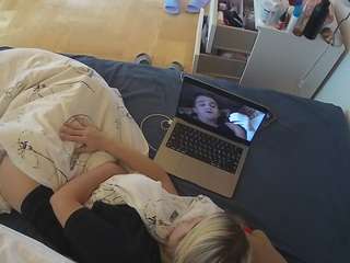 voyeurcam-julmodels-greybed-2