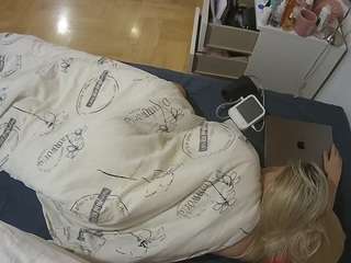 voyeurcam-julmodels-greybed-2