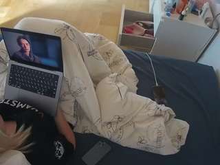 voyeurcam-julmodels-greybed-2