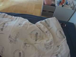 voyeurcam-julmodels-greybed-2