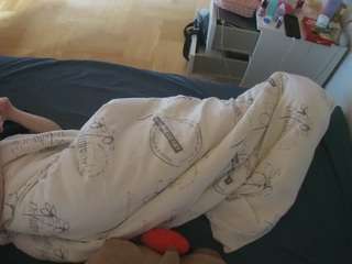 voyeurcam-julmodels-greybed-2