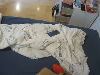 voyeurcam-julmodels-greybed-2