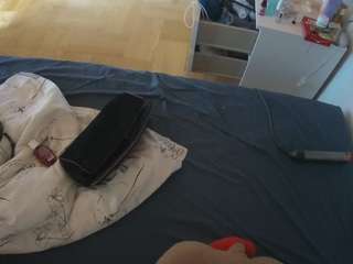 voyeurcam-julmodels-greybed-2