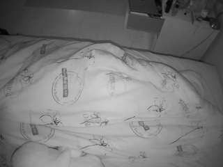 voyeurcam-julmodels-greybed-2