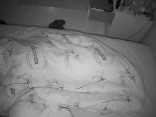 voyeurcam-julmodels-greybed-2