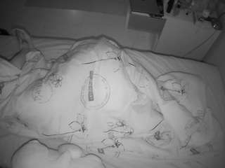voyeurcam-julmodels-greybed-2