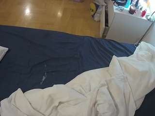 voyeurcam-julmodels-greybed-2