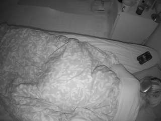 voyeurcam-julmodels-greybed-2